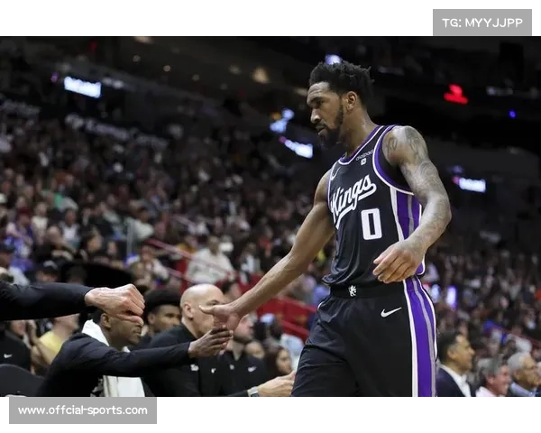 国王队蒙克替补席表情落寞，交易传闻背景下表现受关注